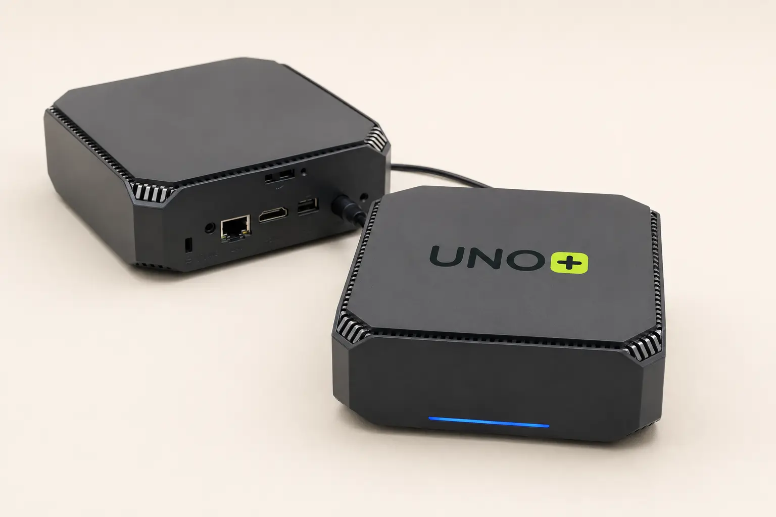 Dos vistas del mini PC UNO personalizado